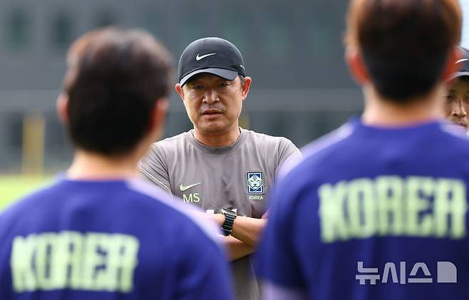 [천안=뉴시스] 황준선 기자 = 2026아이치·나고야 아시안게임에 출전하는 남자 U-23 축구 국가대표팀 이민성 감독이 1일 오전 충남 천안시 코리아풋볼파크에서 훈련을 지도하고 있다. 2026.09.01. hwang@newsis.com