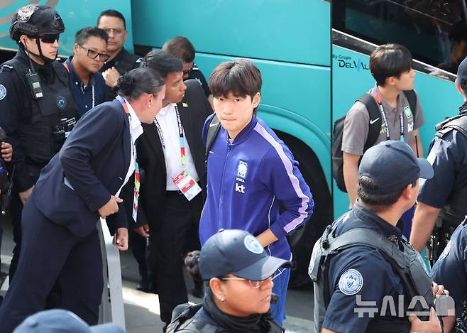 [몬테레이(멕시코)=뉴시스] 김명년 기자 = 축구 국가대표팀 배준호가 2026 북중미 월드컵 조별리그 3차전 남아프리카공화국과의 경기를 앞두고 21일(현지 시간) 멕시코 몬테레이 대표팀 숙소로 들어서고 있다. 2026.06.22. kmn@newsis.com