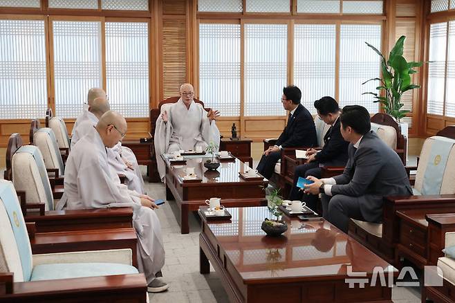 [서울=뉴시스] 국회사진기자단 = 김민석 더불어민주당 대표가 15일 오후 서울 종로구 조계사에서 대한불교조계종 총무원장 진우스님을 예방하며 환담을 나누고 있다. 2026.09.15. photo@newsis.com