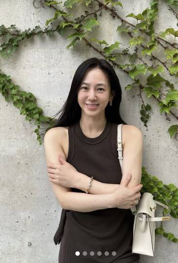 Actress Park Joo-mi has captured attention with her ageless, youthful appearance and consistent self-care.Park Joo-mi recently shared several photos of her current whereabouts on her social media without any specific explanation.In the photos, Park Joo-mi is wearing a dark brown sleeveless outfit and smiling brightly at the camera. Her long, straight hair and clean style, without any flashy accessories, exude an even more innocent and pure atmosphere.In particular, her unchanging, youthful appearance—which makes it hard to believe she is in her 50s—is drawing attention. Her natural smile combined with a fresh vibe reminiscent of a college student elicits admiration.A photo hinting at the secret to her youthful looks was also released. Park Joo-mi posed casually in workout clothes in a space set with Pilates equipment. Even in the form-fitting sleeveless workout clothes, she revealed a toned silhouette free of excess fat, demonstrating the results of her consistent self-care.In a shot where she appears to have finished a workout, sitting with her cheeks hugged and looking at the camera, one can glimpse a relaxed charm that is different from the elegant image she usually displays in her acting roles.Interest continued in the daily life of Park Joo-mi, who maintains not only her timeless beauty but also a healthy physique through exercise. In particular, her youthful visuals, which stood out even with minimal makeup, and her recent updates on consistent exercise demonstrated her qualities as the Queen of Self-Care.SNS