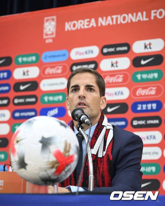 [OSEN=천안, 조은정 기자]로베르트 모레노 감독 취임 및 하나은행 초청 축구국가대표팀 친선경기 명단발표 기자회견이 14일 오후 천안 코리아풋볼파크 스타디움 대강당에서 열렸다.로베르트 모레노(49) 대한민국 축구대표팀 임시 감독의 계약 기간은 오는 11월 27일까지다. 9월과 10월 4경기, 11월 2경기 등 단 6차례의 A매치에서 자신을 증명해야 한다. 성적과 경기 내용에 따라 내년 1월 열리는 2027 아시아축구연맹(AFC) 아시안컵까지 계약이 연장될 수 있다.모레노 감독이 취재진 질문에 답변을 하고 있다. 2026.09.14 /cej@osen.co.kr