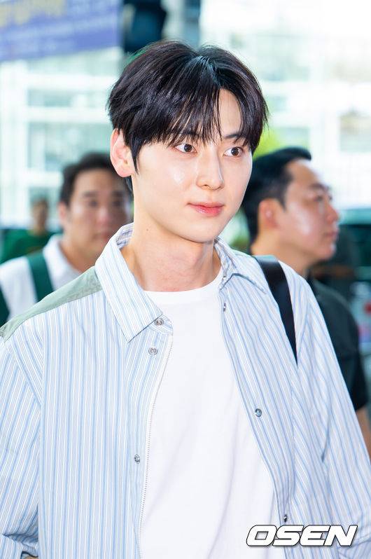 [OSEN=인천공항, 민경훈 기자] 워너원이 해외 일정 차 14일 인천국제공항을 통해 출국했다.그룹 워너원 (Wanna One)은 이날 KCON LA 2026 참석 차 미국 LA로 출국했다.워너원 황민현이 출국장으로 향하고 있다. 2026.08.14 /rumi@osen.co.kr