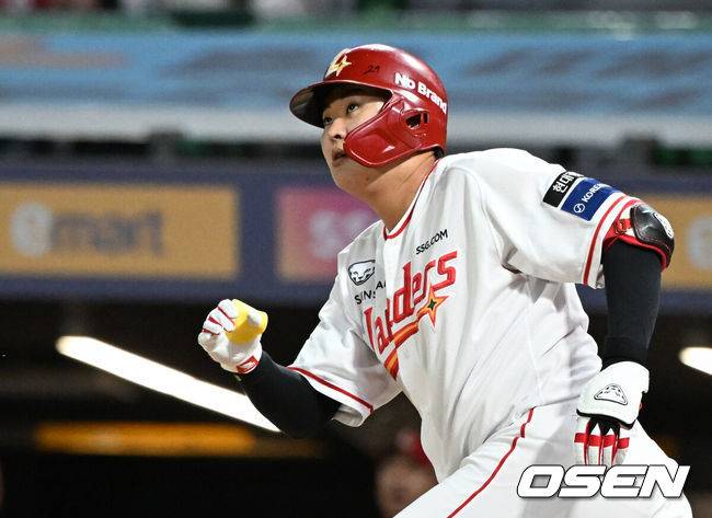 [OSEN=인천, 조은정 기자]15일 인천 SSG랜더스필드에서 2026 신한은행 SOL Bank KBO리그 SSG 랜더스와 KIA 타이거즈의 경기가 열렸다.SSG는 김민준, KIA는 김태형을 선발로 내세웠다.5회말 2사 2,3루에서 SSG 고명준이 역전 3점 홈런을 날린 뒤 베이스를 돌고 있다. 2026.09.15 /cej@osen.co.kr