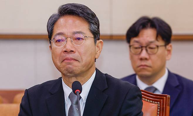 김승원 법무부 장관 후보자가 15일 서울 여의도 국회 법제사법위원회 전체회의장에서 열린 인사청문회에서 가족기업 특혜 의혹과 관련해 해명하는 도중 눈물을 훔치고 있다. 최상수 기자