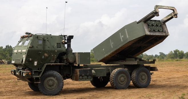 미국산 고속기동포병로켓시스템(HIMARS·하이마스) 자료사진. 에스토니아는 지난해 하이마스 발사대를 인도받았지만, 사거리 300㎞급 에이태큼스 공급 제한으로 장거리 타격 능력 확보에 어려움을 겪고 있다.