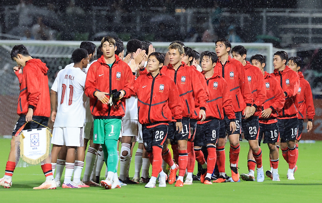 15일 일본 나고야 미즈호 공원 럭비경기장에서 열린 2026 아이치·나고야 아시안게임 남자 축구 D조 1차전 대한민국 대 카타르의 경기. 대표 선수들이 카타르 선수들과 하이파이브를 하고 있다. 나고야 연햡뉴스