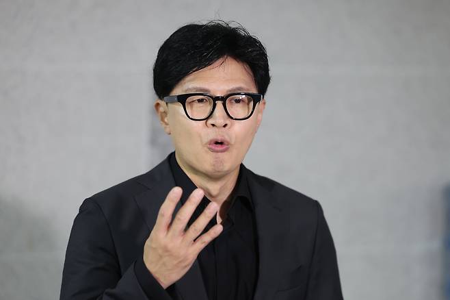 한동훈 무소속 의원이 15일 오후 서울 여의도 국회 의원회관에서 김승원 법무부 장관 후보자와 김민석 더불어민주당 대표 등과 관련한 현안 브리핑을 하고 있다. 뉴스1