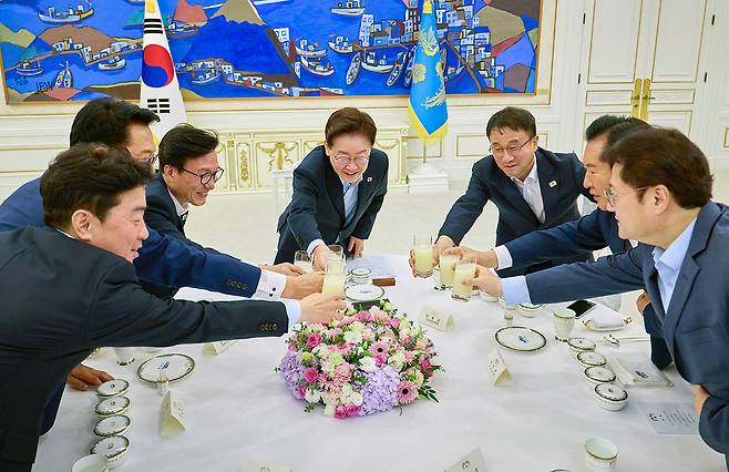 8월19일 청와대에서 열린 민주당 당대표·후보자 만찬 간담회에서 이재명 대통령이 건배를 하고 있다. 왼쪽부터 강훈식 비서실장, 송영길 후보, 김민석 대표, 이재명 대통령, 한병도 원내대표, 정청래 후보, 홍익표 정무수석. ⓒ청와대
