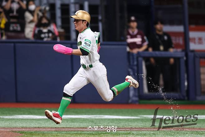 키움 서건창이 지난 6월 30일 LG전에서 도루하고 있다. 키움 히어로즈 제공
