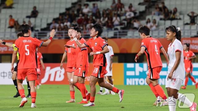 기뻐하는 한국 여자축구 아시안게임 대표팀. /사진=뉴스1 제공
