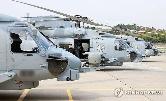 해군 MH-60R 시호크 (창원=연합뉴스) 김동민 기자 = 1일 오전 경남 창원시 진해구 해군 제62해상항공전대에서 열린 해상작전헬기(MH-60R·시호크) 인수식에서 헬기가 전시돼 있다.
    이 헬기는 해상초계, 대함전, 탐색 및 구조 등 다양한 임무를 수행한다. 2026.4.1 image@yna.co.kr