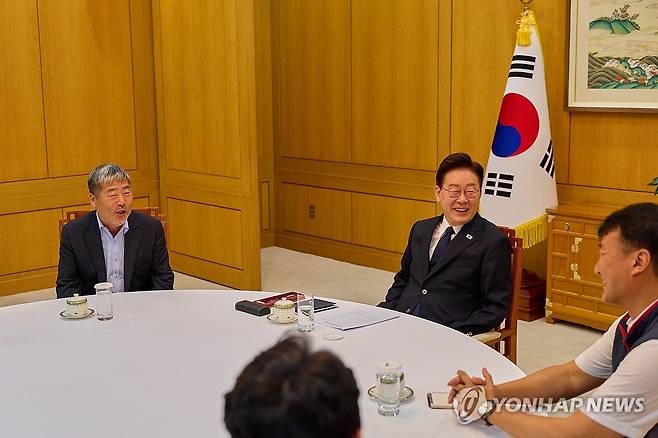 이재명 대통령, 양대노총위원장과 차담 (서울=연합뉴스) 이재명 대통령이 3일 청와대에서 김동명 한국노총 위원장, 양경수 민주노총 위원장과 차담을 나누고 있다. 
    이 대통령과 양대 노총위원장은 '3대 메가 프로젝트' 및 정년 연장 문제 등을 논의했다. 
    왼쪽부터 김동명 한국노총 위원장, 이재명 대통령, 양경수 민주노총 위원장. 2026.9.3 [청와대 제공. 재판매 및 DB 금지] photo@yna.co.kr