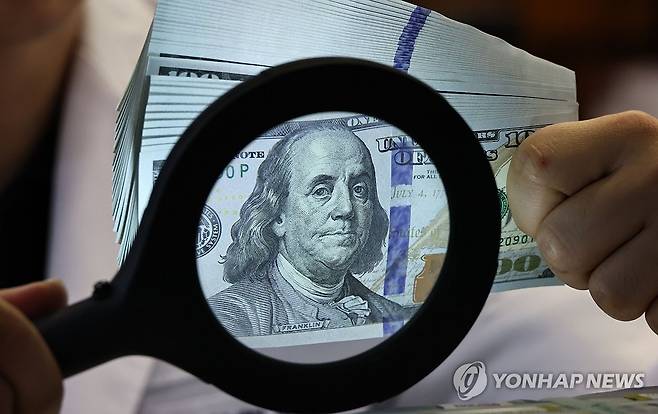 서울 중구 하나은행 위변조대응센터에서 직원이 달러를 정리하고 있다. [연합뉴스 자료사진]