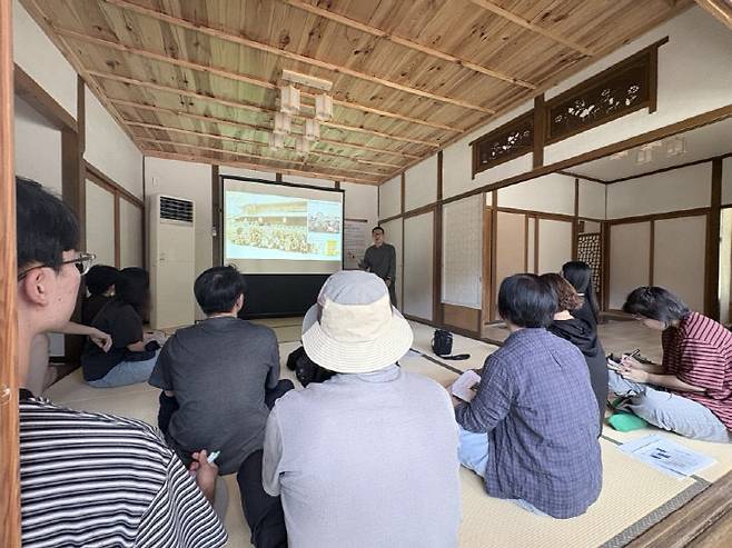 16일 대전 보문산 근대식 별장에서 대전시청 고윤수 학예사가 시민들에게 근현대건축유산에 대해 설명을 하고 있다./사진=최화진 기자