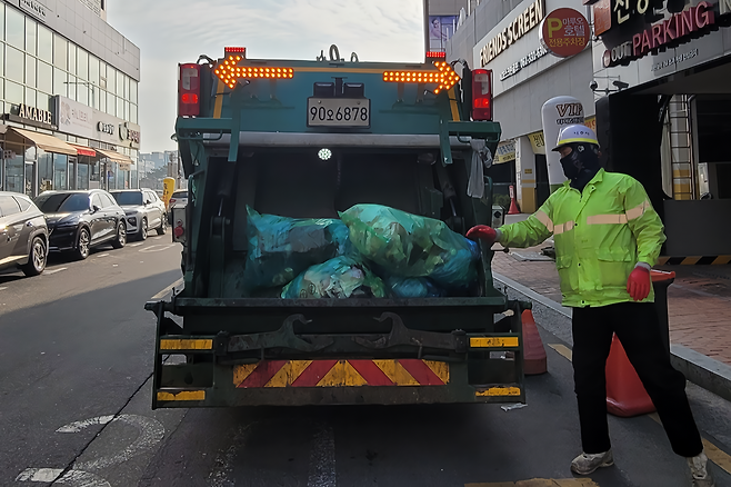 청소 노동자들이 종량제 쓰레기 봉투를 수거 하고 있다. 전남일보DB