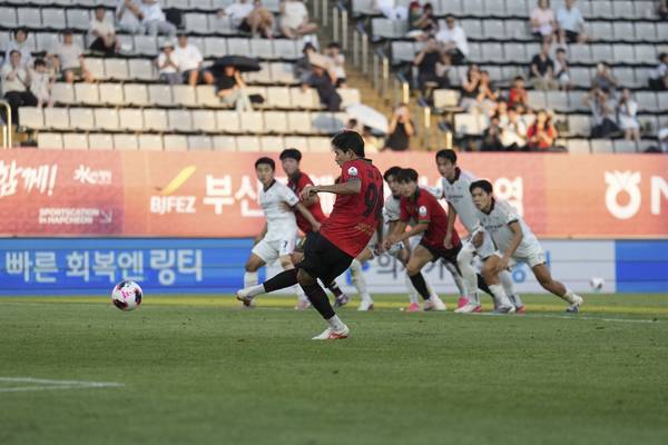 경남FC 김현오가 13일 창원축구센터에서 열린 성남FC와의 경기에서 골을 넣고 있다. /K리그2