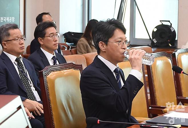홍지선 국토교통부 장관 후보자가 16일 오전 서울 여의도 국회 국토교통위원회에서 열린 인사청문회에 앞서 물을 마시고 있다./ 이호형 기자 leemario@sporbiz.co.kr 2026.09.16