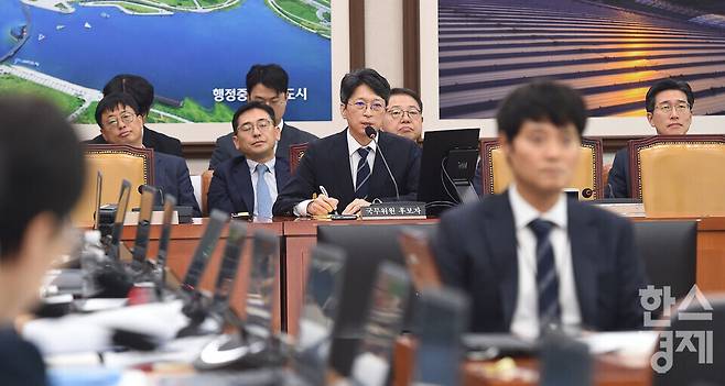 홍지선 국토교통부 장관 후보자가 16일 오전 서울 여의도 국회 국토교통위원회에서 열린 인사청문회에서 국민의 힘 김은혜 의원의 질의에 답하고 있다./ 이호형 기자 leemario@sporbiz.co.kr 2026.09.16