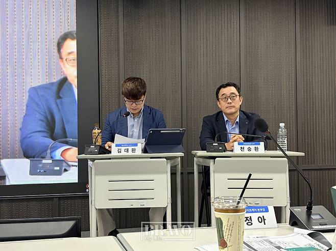 16일 보험연구원 산학세미나에서 토론이 진행됐다. (왼쪽부터) 좌장을 맡은 김대환 동아대학교 교수, 천승환 생명보험협회 상무가 참석했다.(박지수 기자 jsp@)