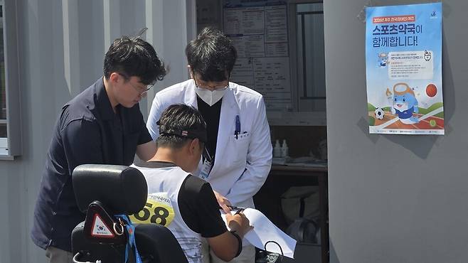 제주 공기준 약사가 상담을 진행하고 있다. 사진=한상인 기자.&nbsp;