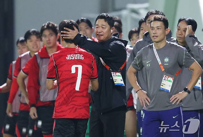 15일 오후 일본 나고야 미즈호 파크 럭비 필드에서 열린 2026 아이치·나고야 아시안게임 남자축구 D조 예선 대한민국과 카타르의 경기, 후반 교체된 엄지성이 이민성 감독의 격려를 받고 있다. 2026.9.15 ⓒ 뉴스1 안은나 기자