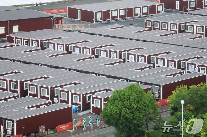 2026 아이치·나고야 아시안게임을 나흘 앞둔 15일 일본 나고야항 선수단 숙소로 마련된 컨테이너에 태극기가 걸려 있다. 2026.9.15 ⓒ 뉴스1 안은나 기자