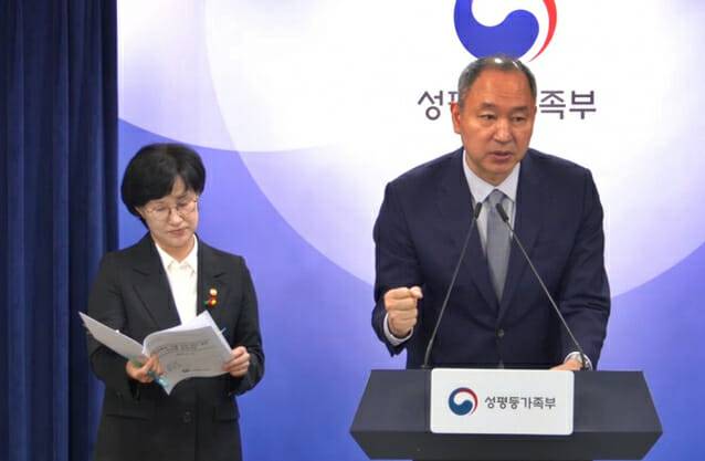 곽순헌 보건복지부 보건의료정책관이 안전한 관리방안에 대해 답변하고 있다(출처=이브리핑 캡처)