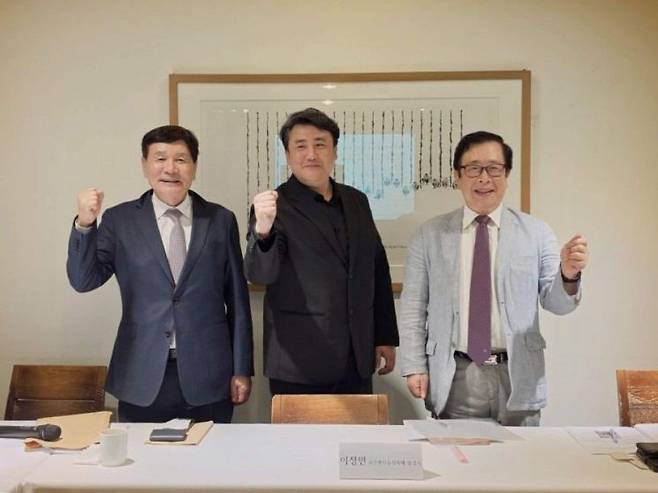 임진번 서산문화재단 대표이사(왼쪽부터), 이정민 서산해미읍성축제 총감독, 허권 서산문화재단 이사가 16일 서울 중구 컨퍼런스하우스 달개비에서 열린 ‘제23회 서산해미읍성축제’ 기자간담회에서 기념촬영을 하고 있다. 올해 축제는 10월 9~11일 서산 해미읍성 일원에서 열린다. 서산문화재단