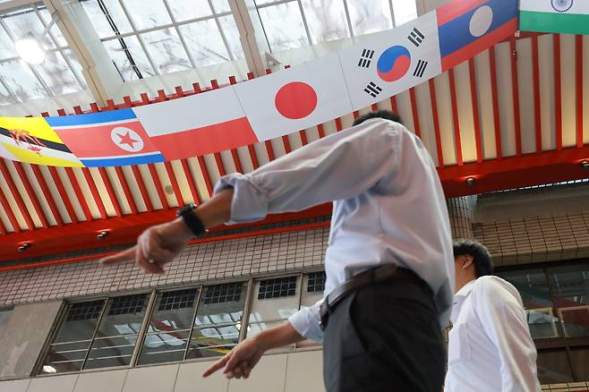2026 아이치·나고야 아시안게임 개막을 나흘 앞둔 15일 일본 나고야 오스 상점가 천장에 이번 대회에 참가하는 한국, 일본, 북한 등 아시아 45개국의 국기가 걸려있다./연합뉴스