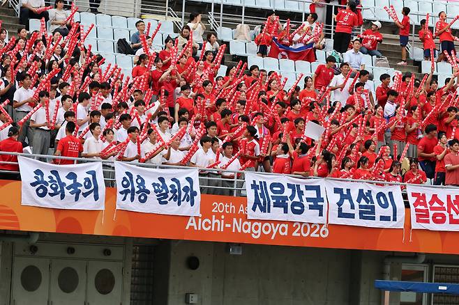 지난 14일 오후 일본 오사카 나가이스타디움에서 열린 2026 아이치·나고야 아시안게임 여자축구 예선 F조 1차전 북한과 방글라데시의 경기, 북한 응원단이 열띤 응원을 펼치고 있다./뉴스1