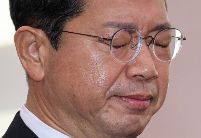 지난 15일 김승원 법무부 장관 후보자가 국회 법제사법위원회에서 열린 인사청문회에서 가족 관련 질문에 답변하는 도중 눈물을 흘리고 있다. 연합뉴스