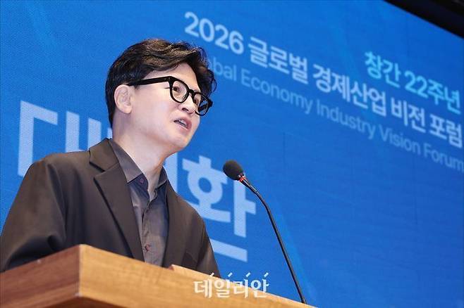 무소속 한동훈 의원이 16일 오전 서울 여의도 CCMM빌딩 컨벤션홀에서 '피지컬 AI, K-제조의 대전환'을 주제로 열린 2026 데일리안 글로벌 경제산업 비전 포럼에서 축사를 하고 있다. ⓒ데일리안 홍금표 기자