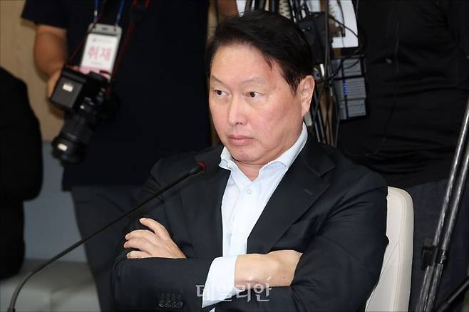 최태원 SK그룹 회장 겸 대한상공회의소 회장이 지난 8월 28일 오전 서울 중구 대한상공회의소에서 열린 경제 협·단체 규제합리화 간담회에서 한성숙 국무총리의 모두발언을 듣고 있다.ⓒ데일리안 홍금표 기자