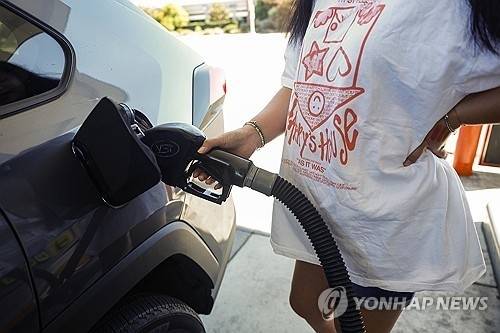 주유하는 미국 소비자. EPA 연합뉴스 자료사진