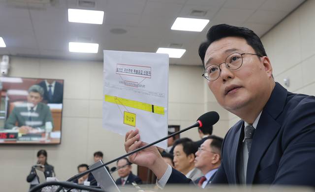 16일 국회 국방위원회에서 열린 강신철 국방부 장관 후보자 인사청문회에서 국방위원인 천하람 개혁신당 원내대표가 강 후보자에게 직업군인인 장남 군 복무에 관해 질의하고 있다. [연합뉴스]