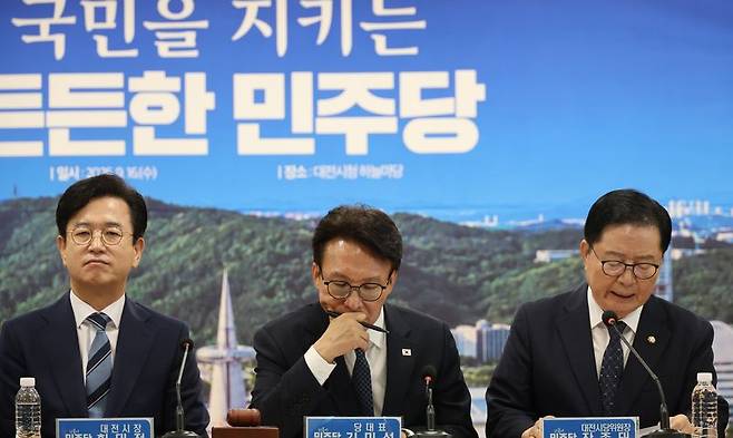 더불어민주당 김민석 당대표가 16일 대전시청 하늘마당에서 열린 더불어민주당 최고위원회 및 예산정책협의회에서 회의 자료를 살피고 있다. 연합뉴스