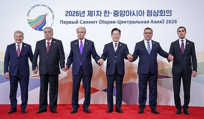 이재명 대통령이 16일 서울 한 호텔에서 열린 2026년 제1차 한·중앙아시아 정상회의에 참석한 각국 정상들과 기념촬영을 하고 있다. 2026.9.16(사진=저작권자(c) 연합뉴스, 무단 전재-재배포 금지)