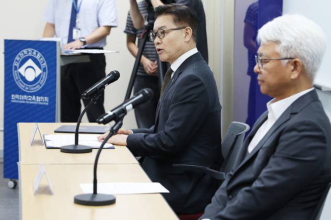 이기정 한국대학교육협의회 회장, 성윤석 유웨이 대표이사가 14일 서울 금천구 한국대학교육협의회에서 열린 기자회견에서 사과문을 발표하고 있다. 지난 11일 수시 원서접수 마감을 불과 10분 앞둔 오후 5시50분께 유웨이어플라이의 접수 시스템에 접속 오류가 발생했다. 연합뉴스