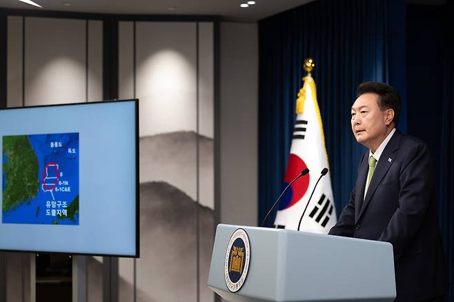 윤석열 당시 대통령이 2024년 6월3일 오전 서울 용산 대통령실 청사 브리핑실에서 열린 국정브리핑에 참석해 동해 석유·가스 매장과 관련해 설명하고 있다. 윤석열 대통령실 제공