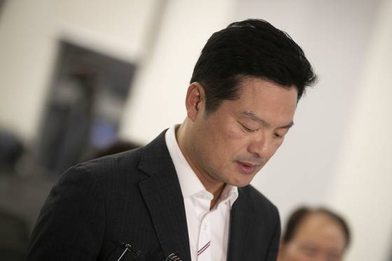 김태우 국민의힘 강서구청장 후보가 2023년 10월 12일 밤 보궐선거 패배를 인정하면서 침통한 표정을 짓고 있다. 사진공동취재단