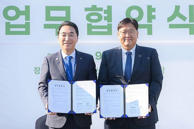 박수현 충남지사(왼쪽)와 조상호 세종시장이 16일 금강수목원에서 재개장과 공동 운영을 위한 업무협약을 체결했다. [사진 세종시]