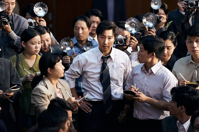 권력의 이면을 들여다 보고, 진실을 파헤치는 시대극은 한국 영화 관객들이 선호하는 소재다. 사진은 1974년 영부인 저격 사건의 배후를 파헤치는 영화 '암살자(들)'속 한 장면.[사진 하이브미디어코프]