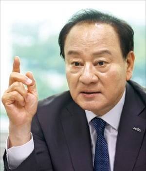 유동균 마포구청장이 쓰레기 소각장 등 마포구의 현안에 대해 설명하고 있다.  이솔 기자