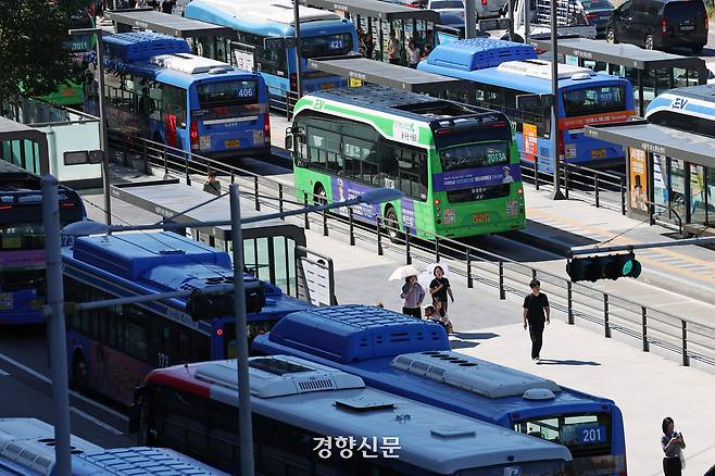 15일 서울역 버스환승센터에서 시내버스가 오가고 있다. 정효진 기자