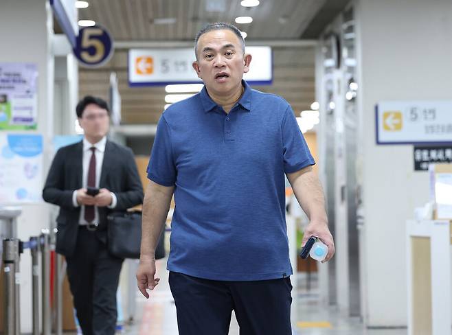 정치 브로커 명태균씨가 28일 서울 서초구 서울고법에서 열린 오세훈 서울시장의 정치자금법 위반 혐의 2심 속행공판에 증인으로 출석하고 있다. 연합뉴스