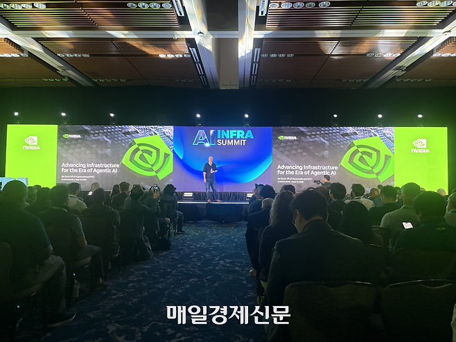이안 벅 엔비디아 부사장이 15일(현지시간) 미국 산타클라라 컨벤션센터에서 열린 ‘AI 인프라 서밋’에서 기조강연을 하고 있다. [사진=원호섭 특파원]