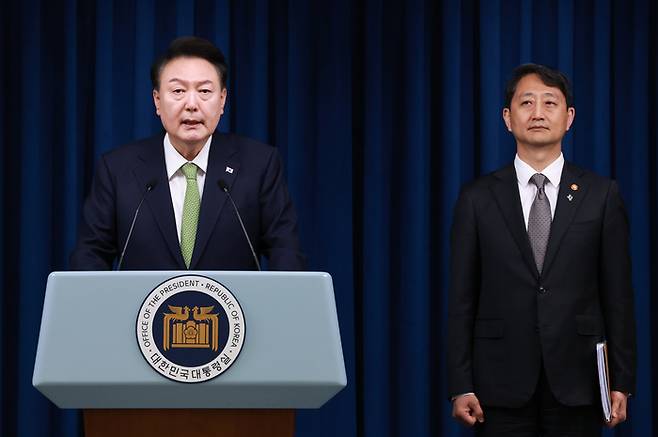 윤석열 전 대통령이 2024년 서울 용산 대통령실 청사 브리핑실에서 열린 국정브리핑에 참석해 동해 석유·가스 매장과 관련해 설명하고 있다. 윤 전 대통령 오른쪽은 국정브리핑에 배석한 당시 안덕근 산업통상자원부 장관. [연합뉴스]