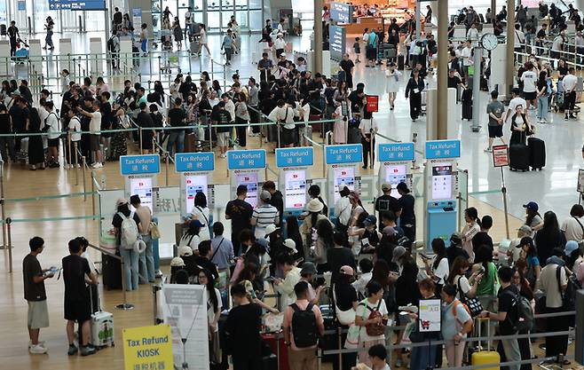 지난달 2일 인천국제공항 제1터미널 출국장이 휴가철을 맞아 이용객들로 북적이는 모습. 기사 내용과 직접적인 관련 없음. [연합뉴스]