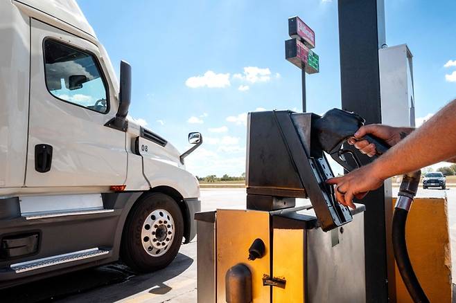 미국 텍사스주 부다의 한 파일럿 주유소에서 한 운전자가 차량에 경유를 주유하고 있다. [AFP 연합뉴스]