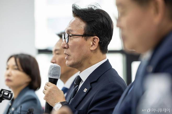 [서울=뉴시스] 김근수 기자 = 김민석 더불어민주당 대표가 14일 강원 춘천시 더불어민주당 강원도당에서 열린 강원 최고위원회의에서 발언하고 있다. (사진= 더불어민주당 제공) 2026.09.14. photo@newsis.com *재판매 및 DB 금지 /사진=김근수